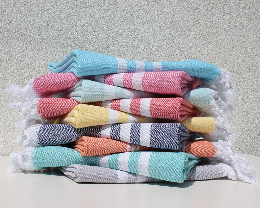 Stapel Hamamtücher Ibiza in verschiedenen Farben mit Fischgraetmuster