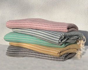 Eine Stapel mit den verschiedenen Farben für das Hamamtuch in Waffelpique Muster. 