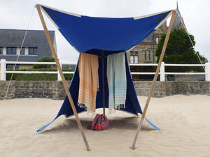 Hamamtuch Brest in Orange und Azur in einem Strandzelt drapiert von Hamam Originals
